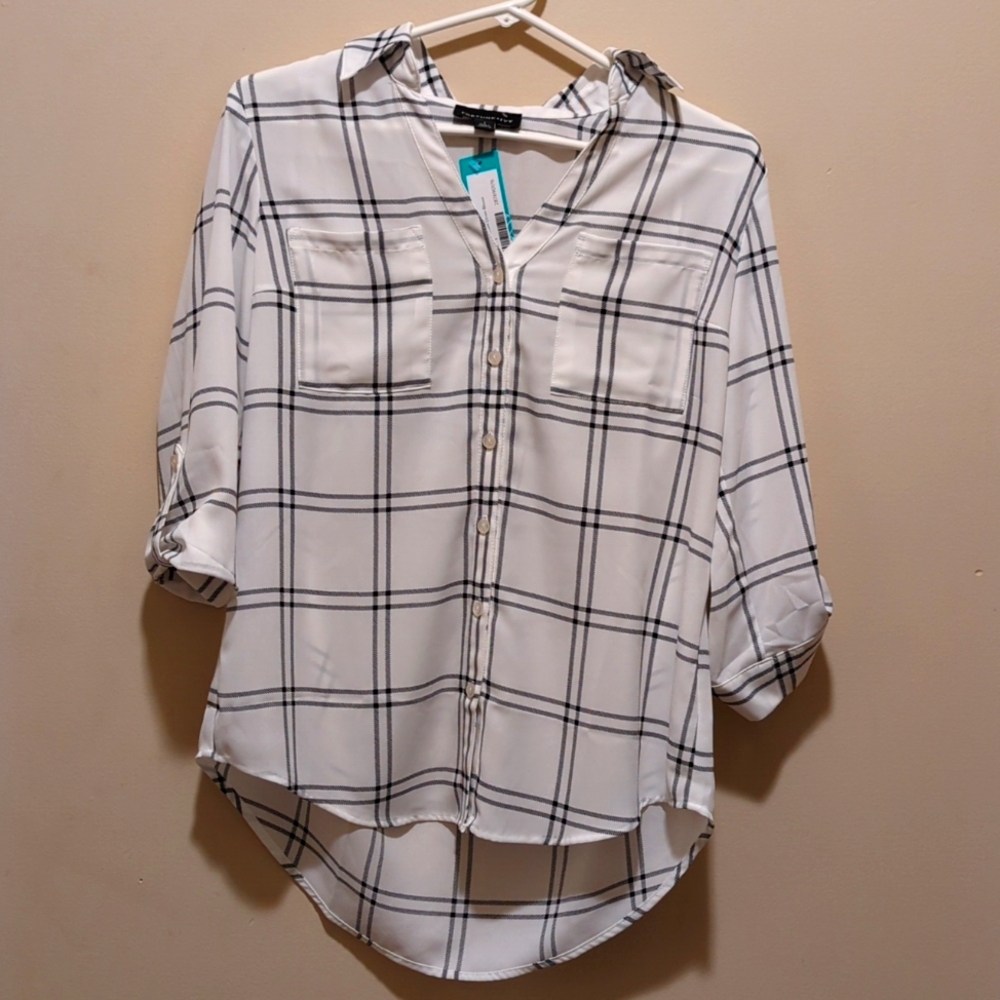 Black and white button down 3/4 sleeves shirt.